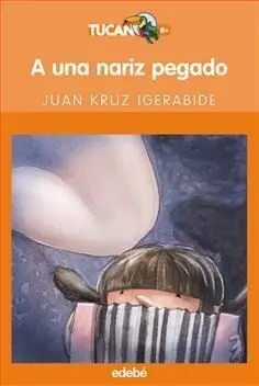 TUCAN NARANJA: A UNA NARIZ PEGADO